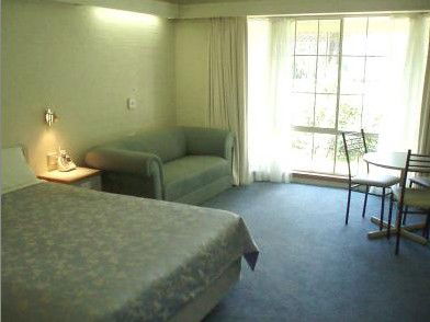 Hamiltons Townhouse Motel - Accommodation Perth 4