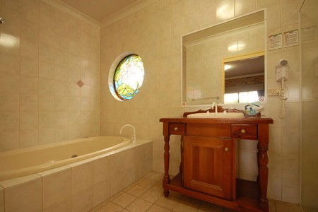 Country Gardens Motor Inn - Accommodation Perth 0
