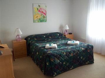 AA Madalena Court Holiday Apartments - Accommodation Perth 3