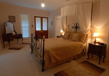 Lindsay House - Accommodation Perth 2