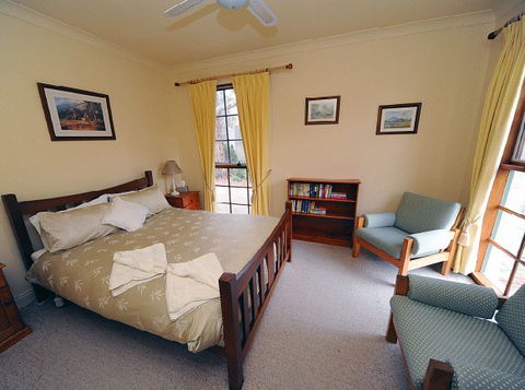 St Helens Cottages- Coach House - Perth Resorts 5