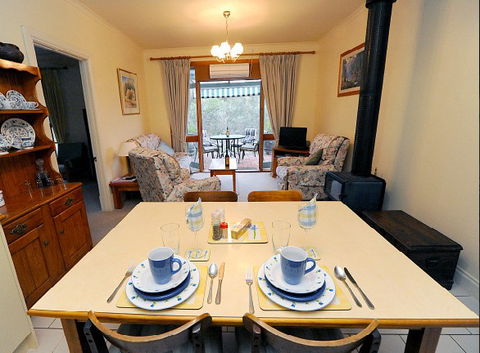St Helens Cottages- Coach House - Perth Resorts 6