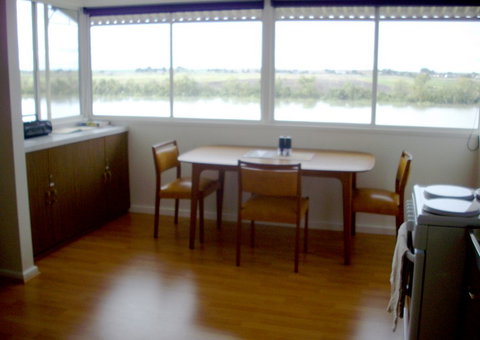 Riverfront Holiday House - Accommodation Perth 2