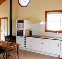 The Old Oak Bed and Breakfast - The Shearing Quarters - Accommodation Perth