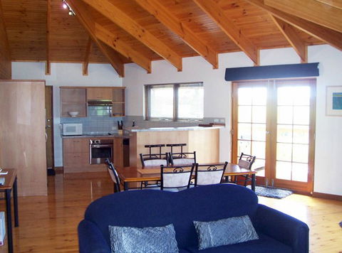 McLaren Ridge 2 - McLaren Ridge Log Cabins - Accommodation Perth 5