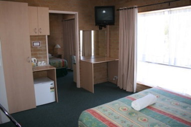 The Ski Inn Motel - Accommodation Perth 0