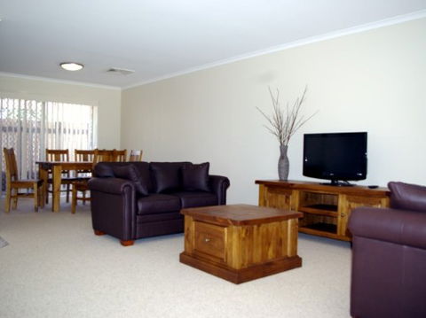 Fairways Bed And Breakfast At Jerilderie - Accommodation Perth 2