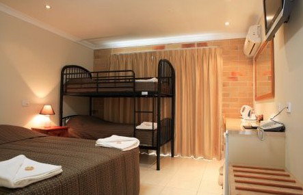 Emerald Central Palms Motel - Accommodation Perth 0