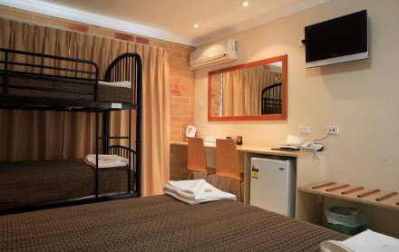 Emerald Central Palms Motel - Accommodation Perth 3