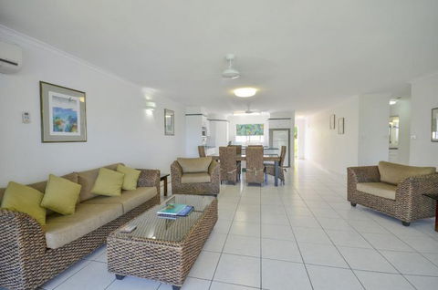 Roydon Beachfront Holiday Apartments - Accommodation Perth 8
