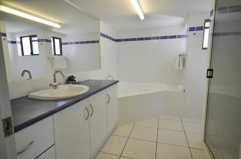 Roydon Beachfront Holiday Apartments - Accommodation Perth 11