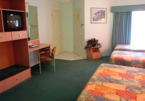 Runaway Bay Motor Inn - Accommodation Perth 1