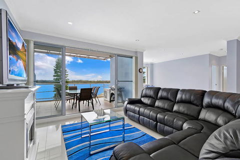 Lakeside Waterfront Apartment 18 - Accommodation Perth 2