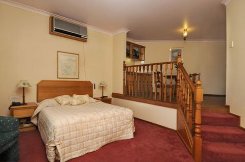 McNevins Warwick Motel & Gunyah Restaurant - Accommodation Perth 1