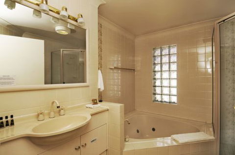 McNevins Warwick Motel & Gunyah Restaurant - Accommodation Perth 2