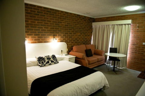 Cousins Motor Inn - Accommodation Perth 0