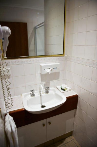 Cousins Motor Inn - Accommodation Perth 13