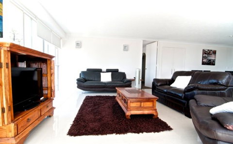 SURFERS CHALET HOLIDAY APARTMENTS - Accommodation Perth 1