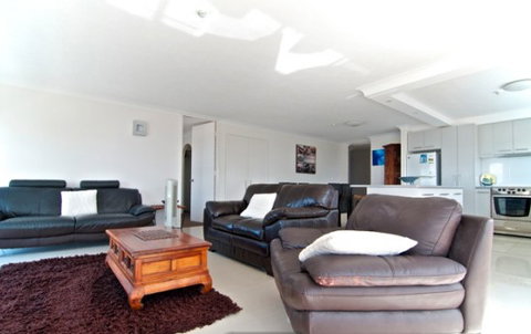 SURFERS CHALET HOLIDAY APARTMENTS - Accommodation Perth 2