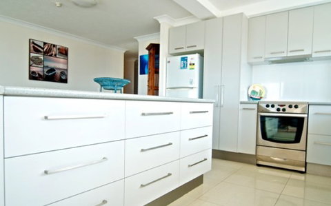 SURFERS CHALET HOLIDAY APARTMENTS - Accommodation Perth 3
