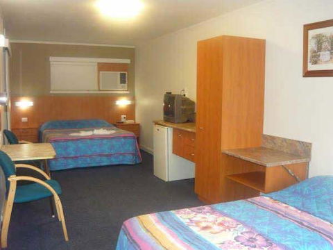 Motel Monaco - Accommodation Perth 0