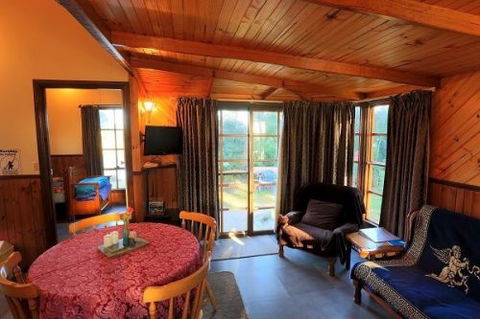 Stanley Lakeside Spa Cabins - Accommodation Perth 6