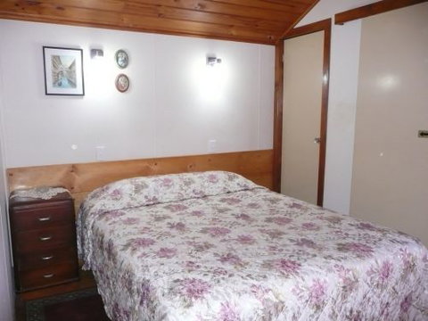 Mt Nebo Railway Carriage & Chalet - Accommodation Perth 7
