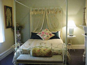 Stray Leaves - Accommodation Perth 0