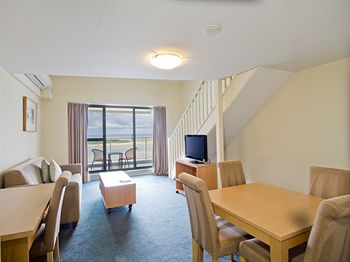 Oaks Waterfront Resort - The Entrance - Accommodation Perth 7
