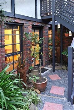Holly Lodge - Accommodation Perth 5