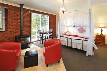 Holly Lodge - Accommodation Perth 7