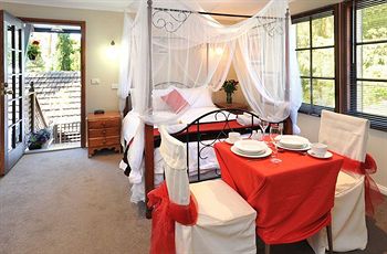 Holly Lodge - Accommodation Perth 11