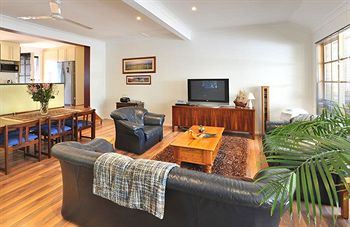 Holly Lodge - Accommodation Perth 28
