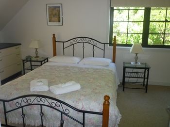 Whispering Pines Chalet & Cottages - Accommodation Perth 9