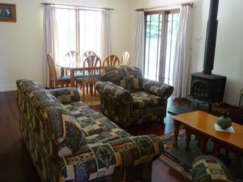 Whispering Pines Chalet & Cottages - Accommodation Perth 14