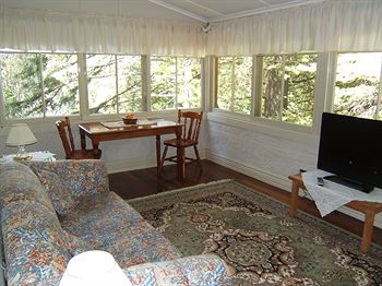 Whispering Pines Chalet & Cottages - Accommodation Perth 0