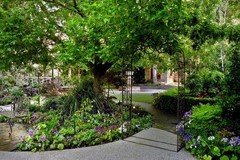 Elizabethan Lodge - Accommodation Perth 3