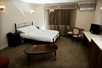 Elizabethan Lodge - Accommodation Perth 7