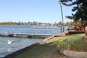 Black Swan Waterfront Motel - Accommodation Perth 11