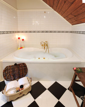 Mary Card's Coach House - Perth Resorts 5