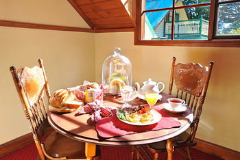 Mary Card's Coach House - Perth Resorts 11