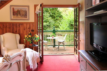 Mary Card's Coach House - Perth Resorts 12