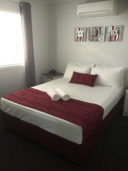 Alex Beach Cabins - Perth Resorts 4