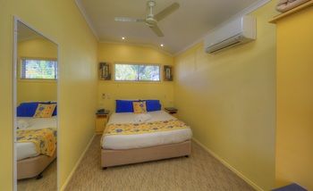 Alex Beach Cabins - Perth Resorts 11