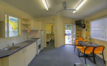 Alex Beach Cabins - Perth Resorts 13