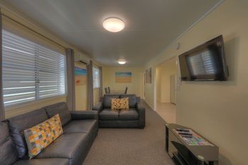Alex Beach Cabins - Perth Resorts 14