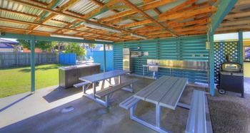 Alex Beach Cabins - Perth Resorts 18