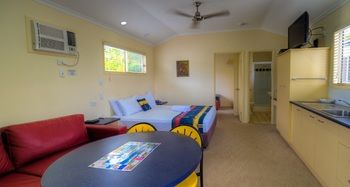 Alex Beach Cabins - Perth Resorts 25