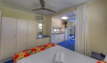 Alex Beach Cabins - Perth Resorts 26