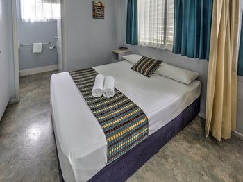 Alex Beach Cabins - Perth Resorts 30
